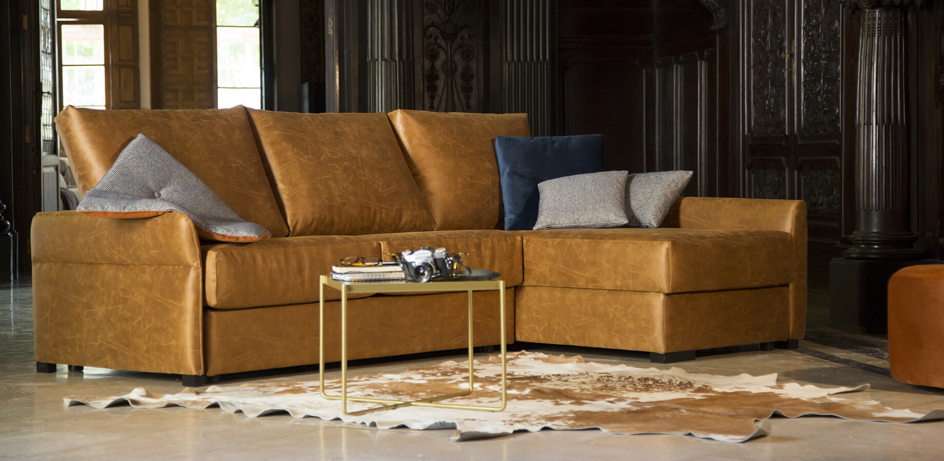 sofá marrón