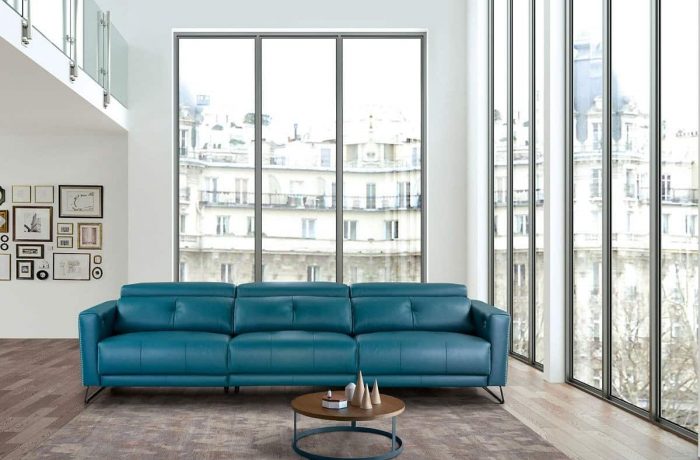 isabel en el salón con una mesa